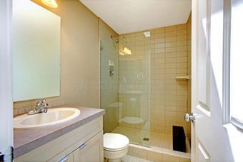 带玻璃门淋浴的浴室内部图片