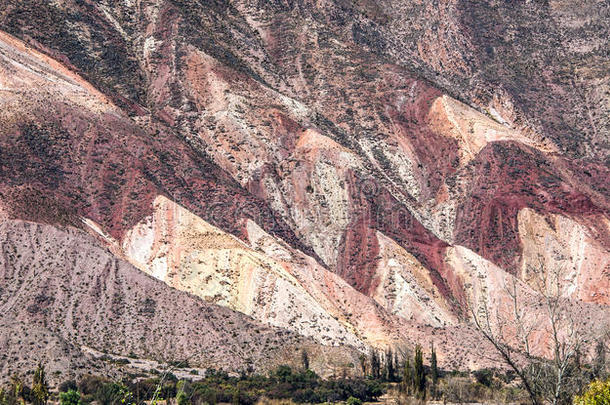 色彩斑斓的乌马瓦卡山谷，安第斯山脉中部高原