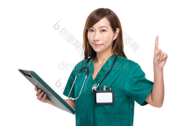 亚洲女医生拿着剪贴板和手指