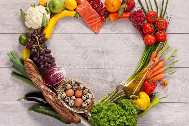 各种蔬菜水果做成的心形
