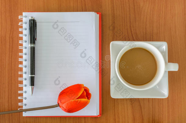 带笔记本和鲜花的<strong>咖啡</strong>杯