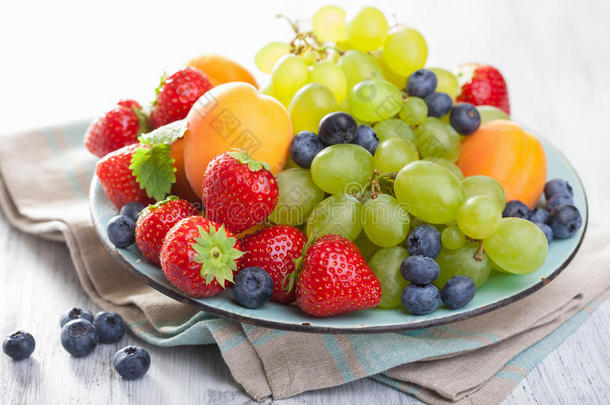 新鲜水果和浆果。草莓蓝莓葡萄杏