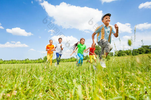 快乐的孩子们在田里玩耍和奔跑
