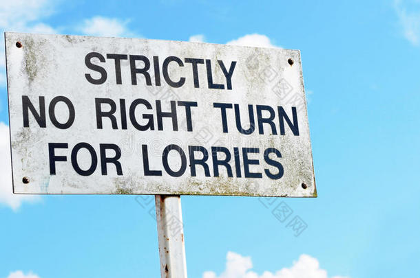警告标志提示禁止右转