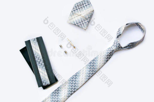 袖扣，领带和领带夹，手帕和盒子隔离在白色背景上。