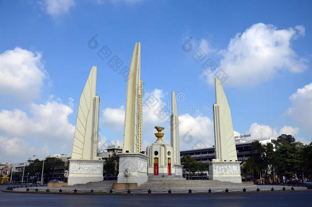 民主的纪念碑和四个翼状结构保卫宪法，代表泰国武装的四个分支