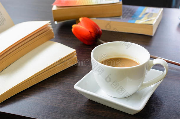 一杯郁金香<strong>咖啡</strong>和书