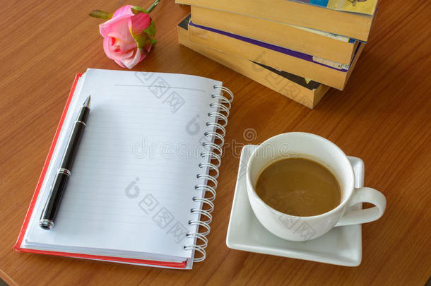带笔记本和鲜花的<strong>咖啡</strong>杯