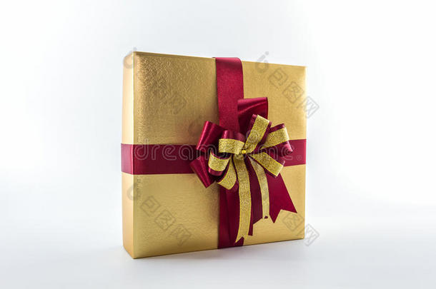 金色和棕色丝带蝴蝶结礼盒。