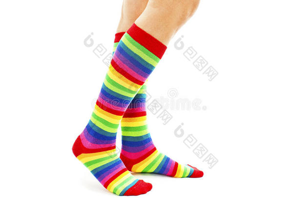 女的穿着彩虹色的袜子