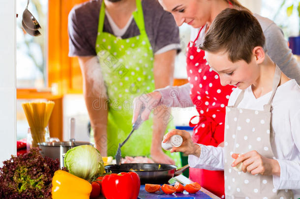家庭烹饪健康食品在家庭厨房