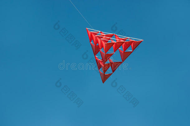 疯狂的红色四面体风筝与蓝天