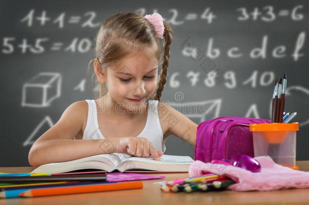 小女孩在学校读书，写字板后面写作业