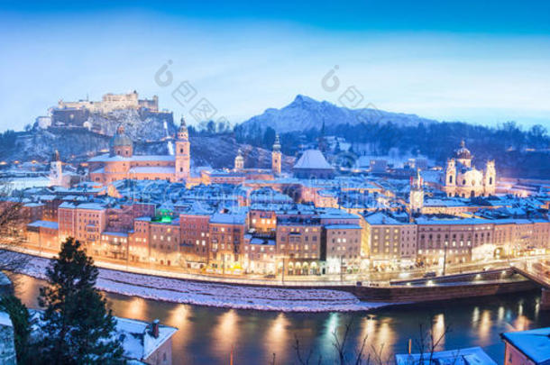 奥地利萨尔茨堡蓝色小时冬季全景