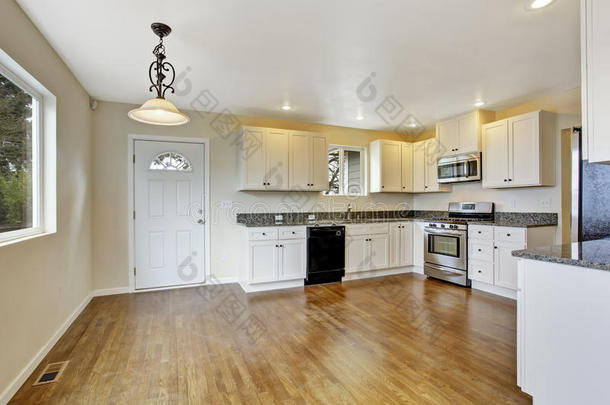 白色橱柜和花岗岩台面的厨房