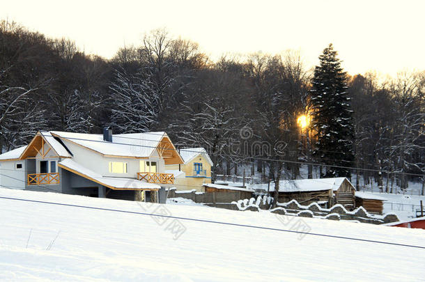 雪景山间小屋