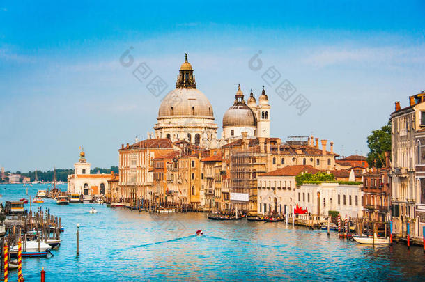 意大利威尼斯，日落时分，格兰德运河和圣母玛利亚教堂敬礼