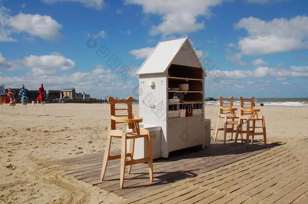 海滨度假胜地海边海滩上的椅子