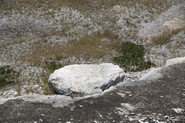 悬崖边上破碎的白色石头