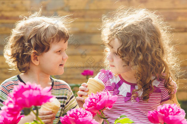 快乐的孩子们在夏季公园吃冰淇淋。instagram过滤器
