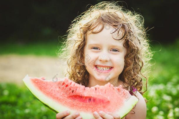 快乐的小女孩在夏日公园吃西瓜。instagram过滤器。