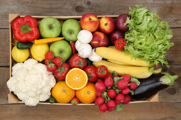 从上面的盒子里健康地吃水果和蔬菜