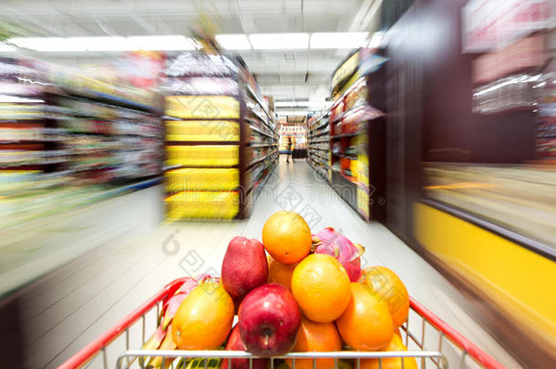 超市内部，装满水果的购物车。