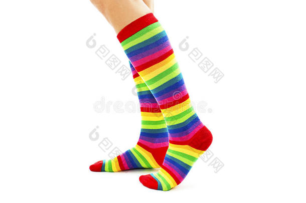 女的穿着彩虹色的袜子