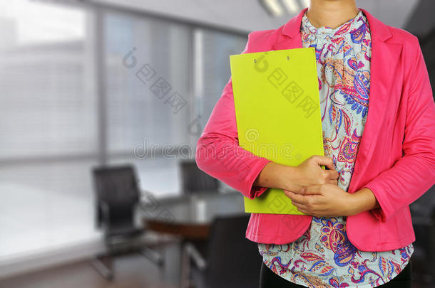 女商人在会议室拿着写字板