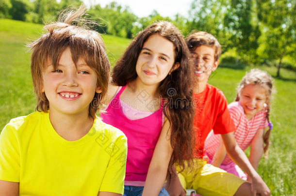 夏天微笑的男孩和他的朋友们在一起