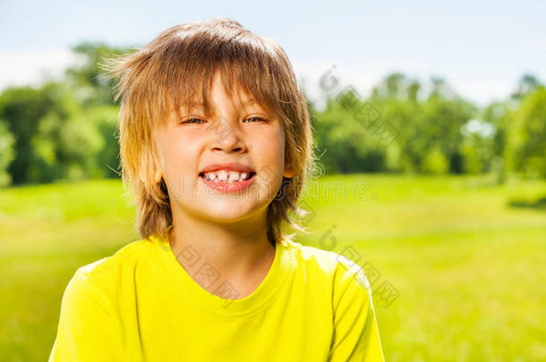 穿着黄色t恤积极快乐微笑的孩子