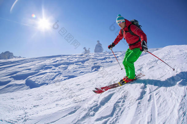 滑雪者在高山上迎着日落滑雪