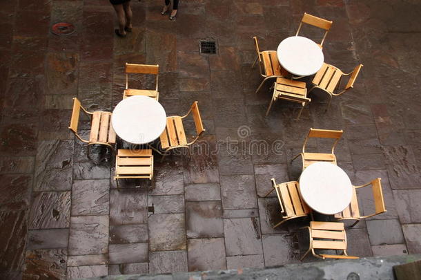 咖啡馆桌椅的俯视图。夏日咖啡馆的一张桌子