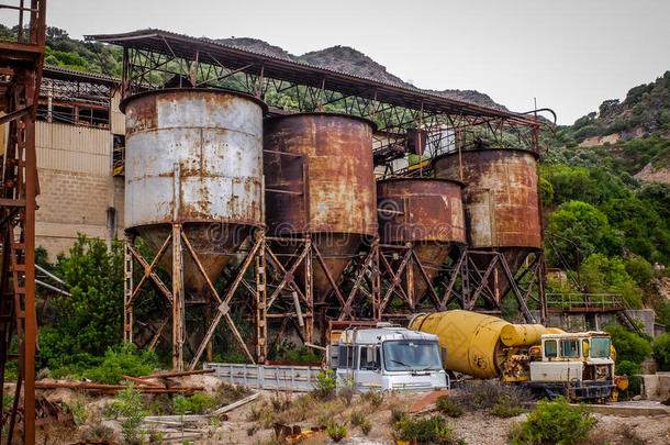 撒丁岛废弃的锈迹斑斑的煤矿