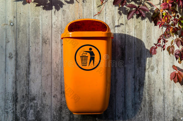 橙色塑料垃圾箱