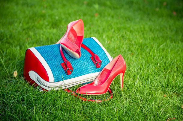 女鞋在包上，女式夏季鞋