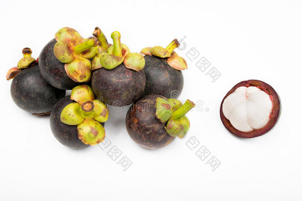 芒果和横切面显示了炸薯条皇后的厚紫色皮肤和白色果肉。