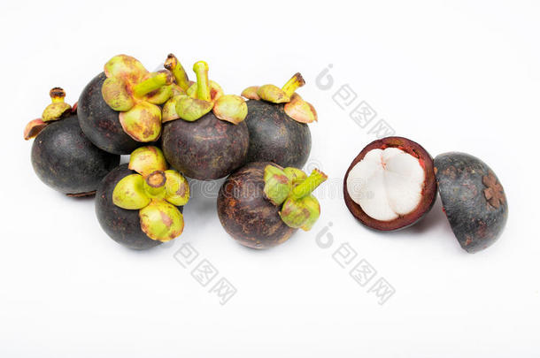 芒果和横切面显示了炸薯条皇后的厚紫色皮肤和白色果肉。