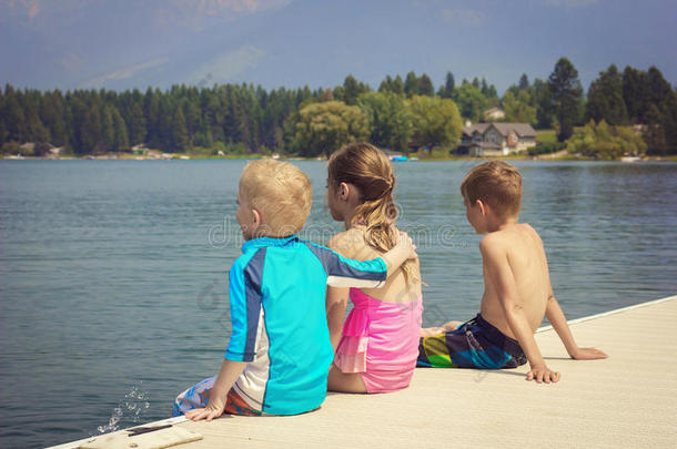 在湖边享受<strong>暑假的</strong>孩子们