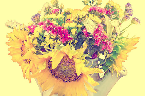 黄色的向日葵和五颜六色的野花在白色的洒水器里，特写