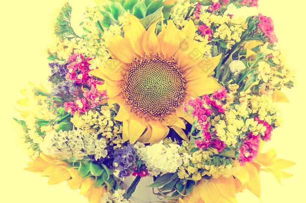 白色花瓶里的黄色向日葵和彩色野花，特写