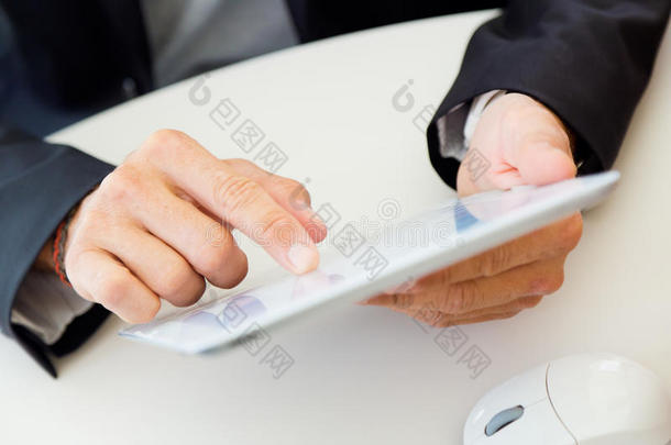 商人手指着数字平板电脑的屏幕。