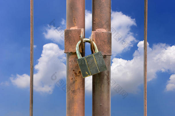 把<strong>钥匙</strong>锁在生锈的栅栏上