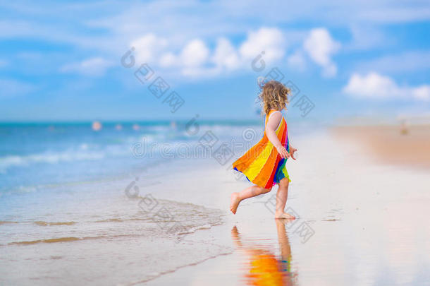 在海滩上<strong>奔跑</strong>的美丽<strong>小女孩</strong>