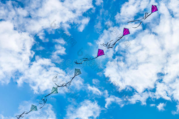 风筝在蔚蓝多云的天空中飞翔