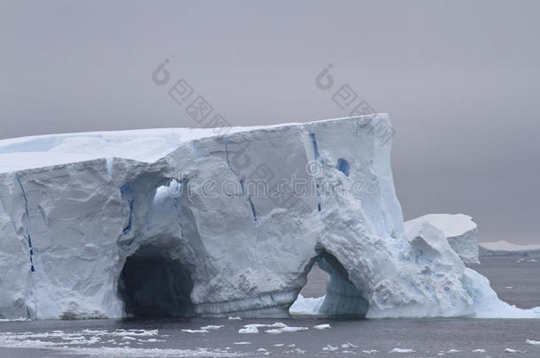 南极两个洞穴中的大型冰山