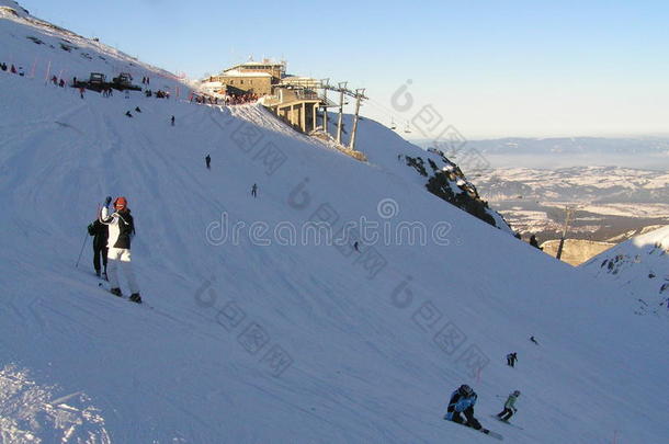 山上的滑雪坡