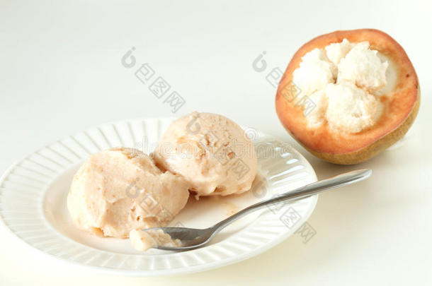 桑托尔雪糕冰淇淋勺和新鲜的桑托尔
