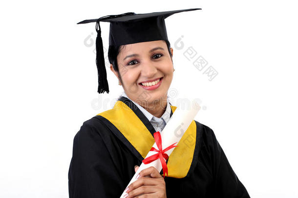 持毕业证的快乐青年女学生