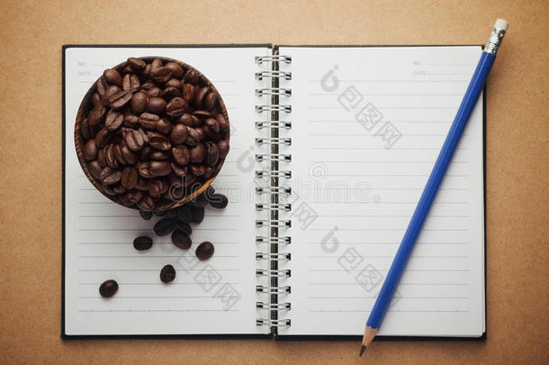 笔记本上的咖啡豆